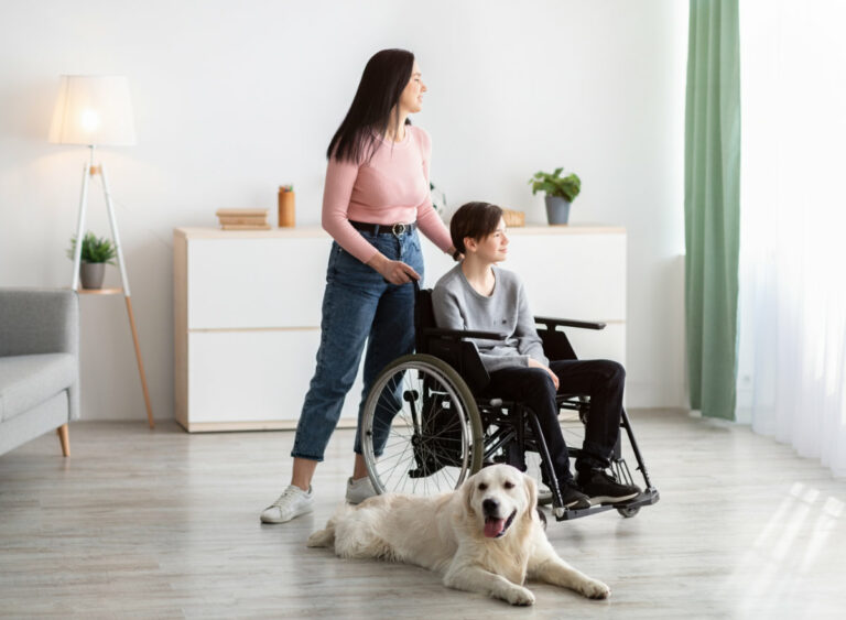 Familienentlastungsdienst Foto mit Kind im Rollstuhl, Mutter und Hund