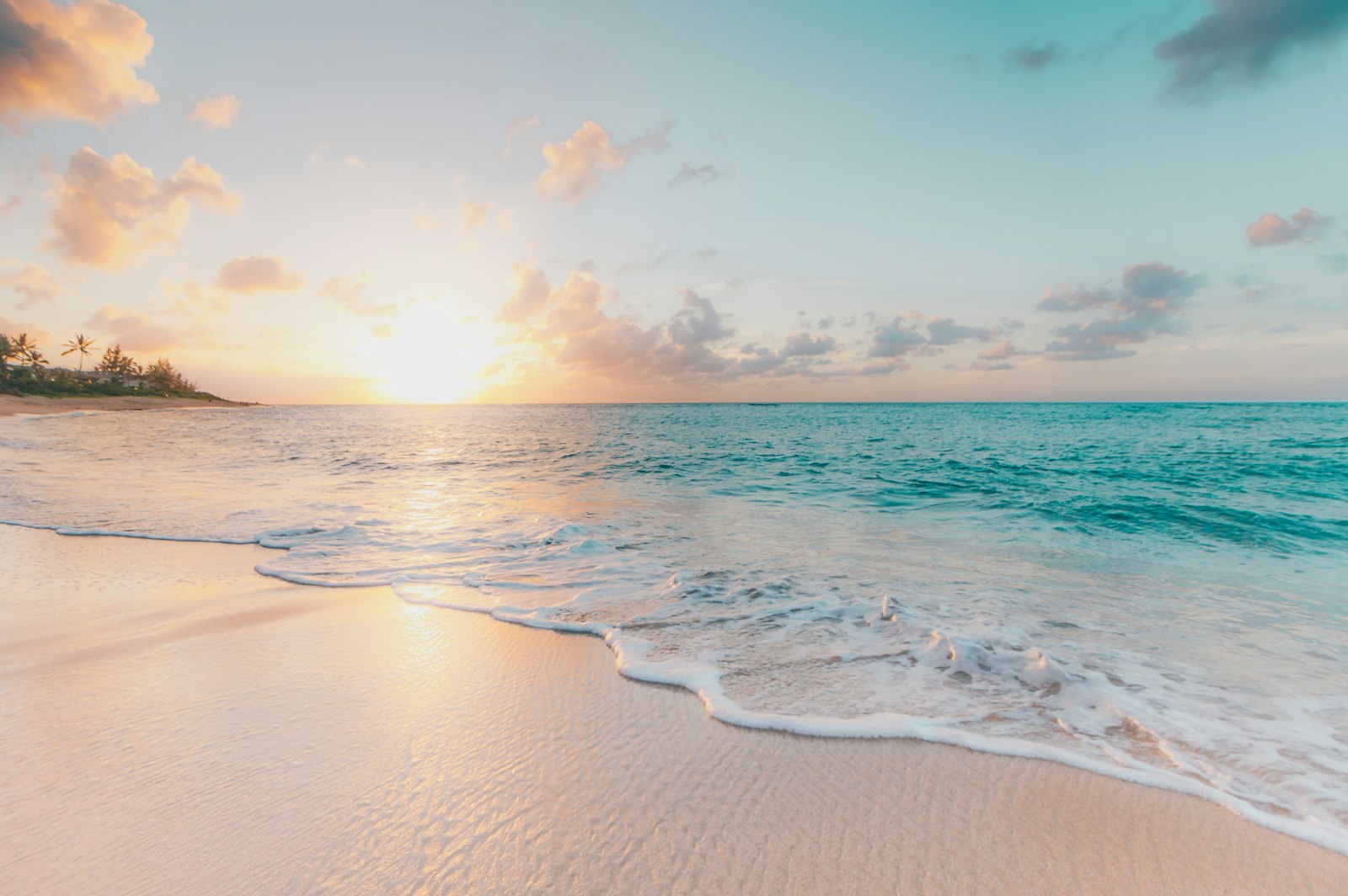 Menschen am Strand bei Sonnenuntergang